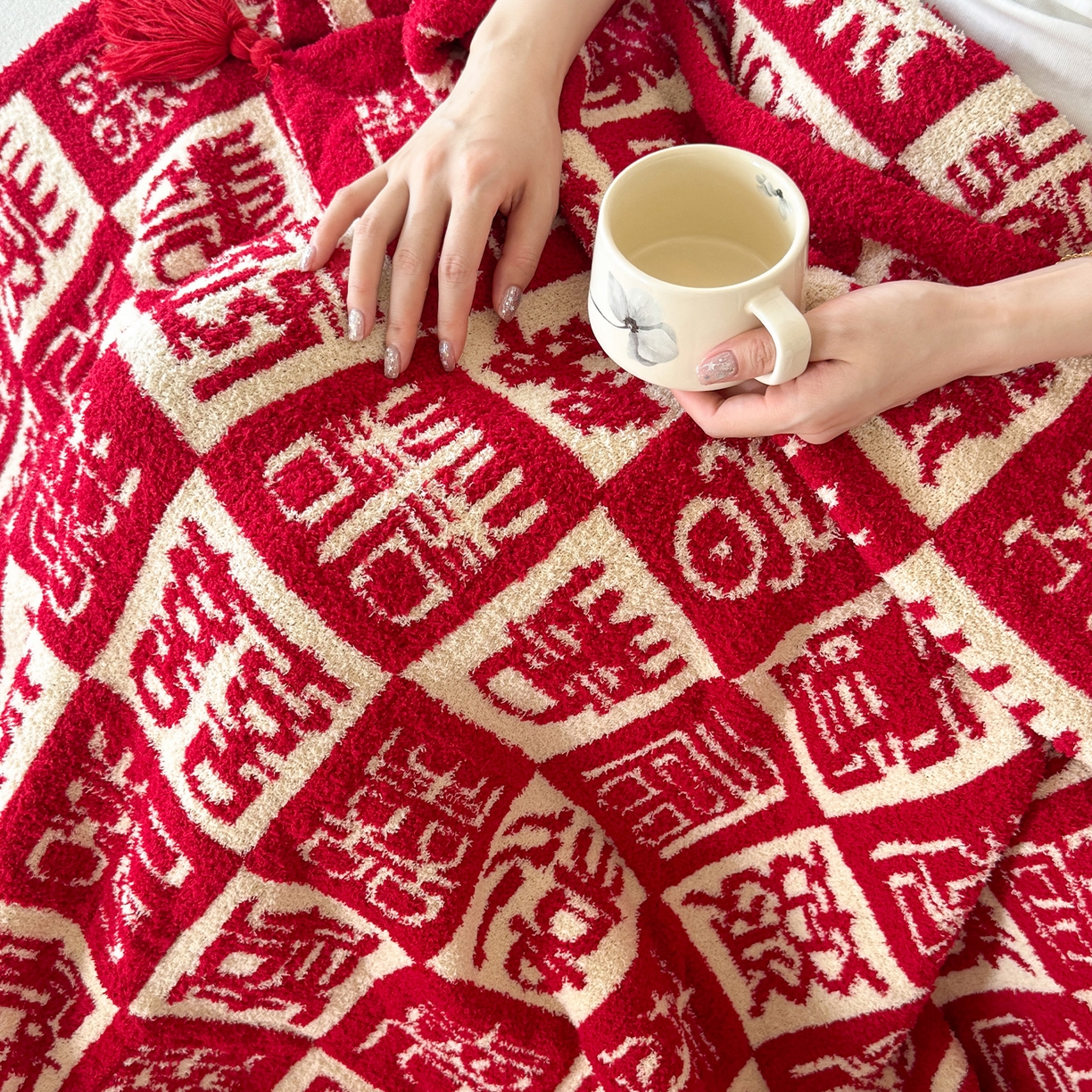 91家纺网 家纺一手货源 找家纺 （总）丹本家纺 2025新款A类结婚订婚红双喜半边绒流苏吊坠毛毯绒毯盖毯手工针织毯