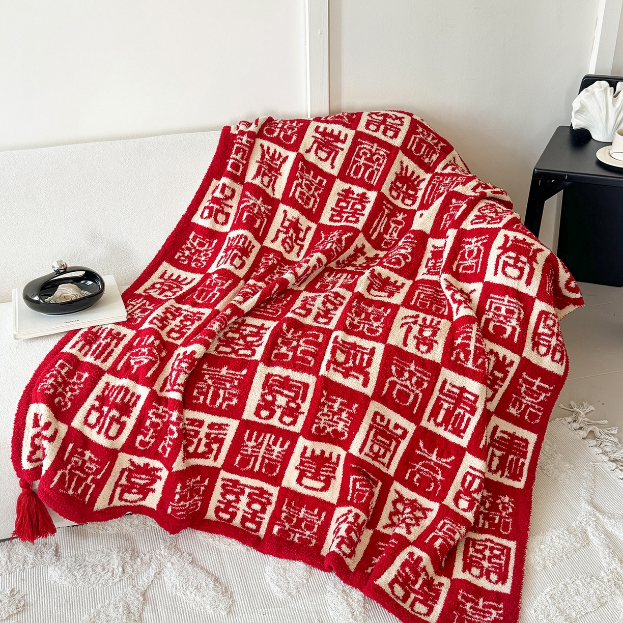 91家纺网 家纺一手货源 找家纺 （总）丹本家纺 2025新款A类结婚订婚红双喜半边绒流苏吊坠毛毯绒毯盖毯手工针织毯