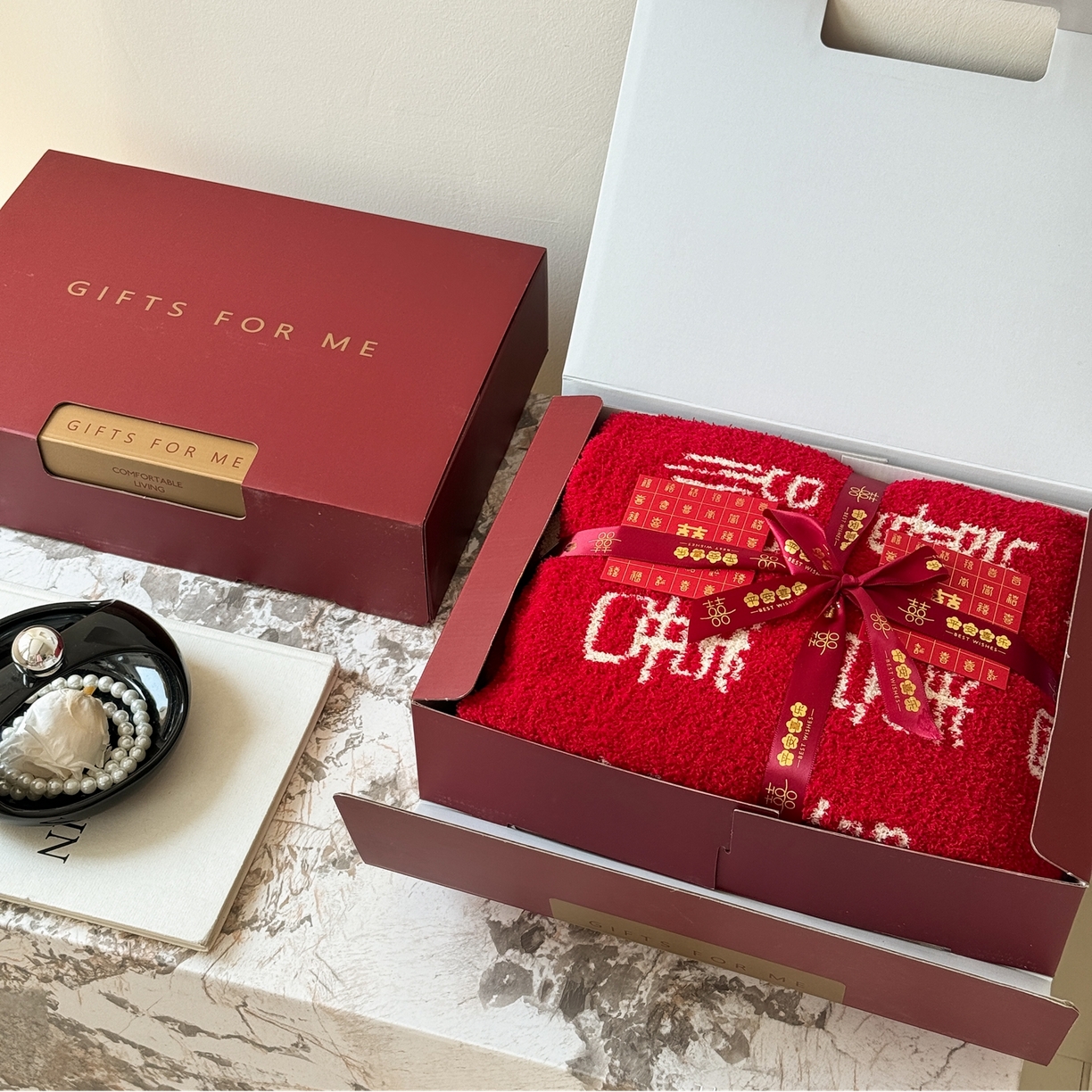 91家纺网 家纺一手货源 找家纺 （总）丹本家纺 2025新款A类结婚订婚红双喜半边绒流苏吊坠毛毯绒毯盖毯手工针织毯