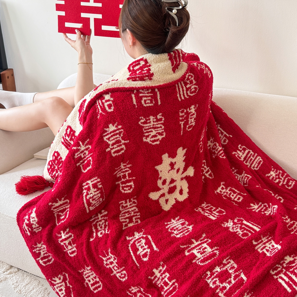 91家纺网 家纺一手货源 找家纺 丹本家纺 2025新款A类结婚订婚红双喜半边绒流苏吊坠毛毯绒毯盖毯手工针织毯 喜结良缘