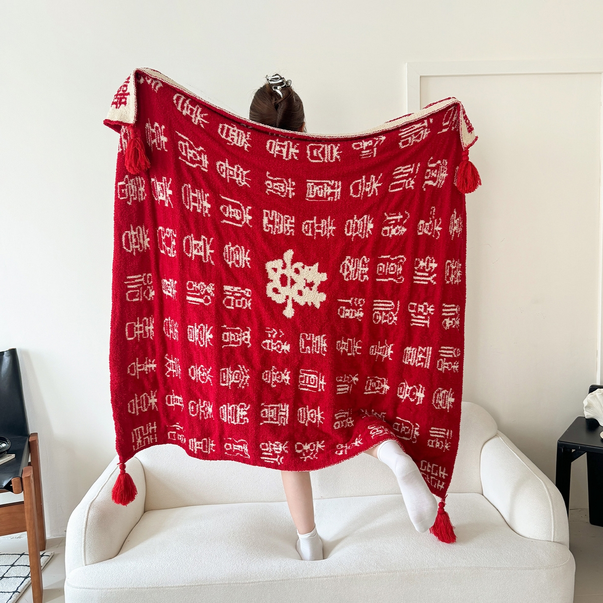 91家纺网 家纺一手货源 找家纺 丹本家纺 2025新款A类结婚订婚红双喜半边绒流苏吊坠毛毯绒毯盖毯手工针织毯 喜结良缘