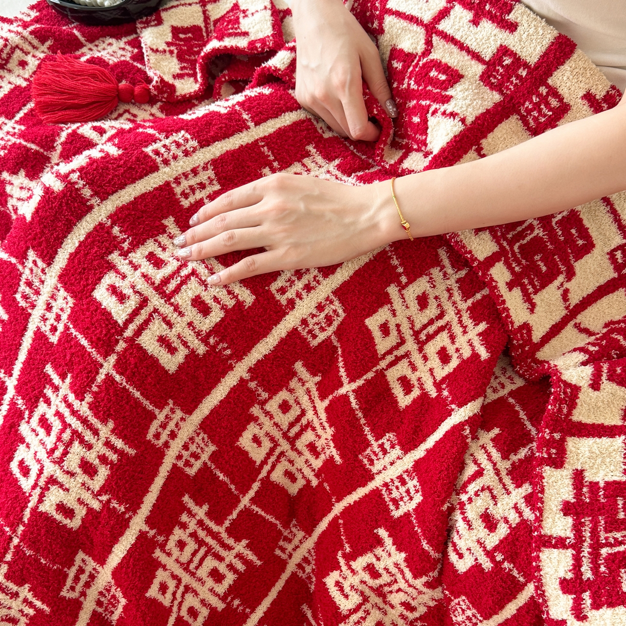 91家纺网 家纺一手货源 找家纺 丹本家纺 2025新款A类结婚订婚红双喜半边绒流苏吊坠毛毯绒毯盖毯手工针织毯 喜上加喜