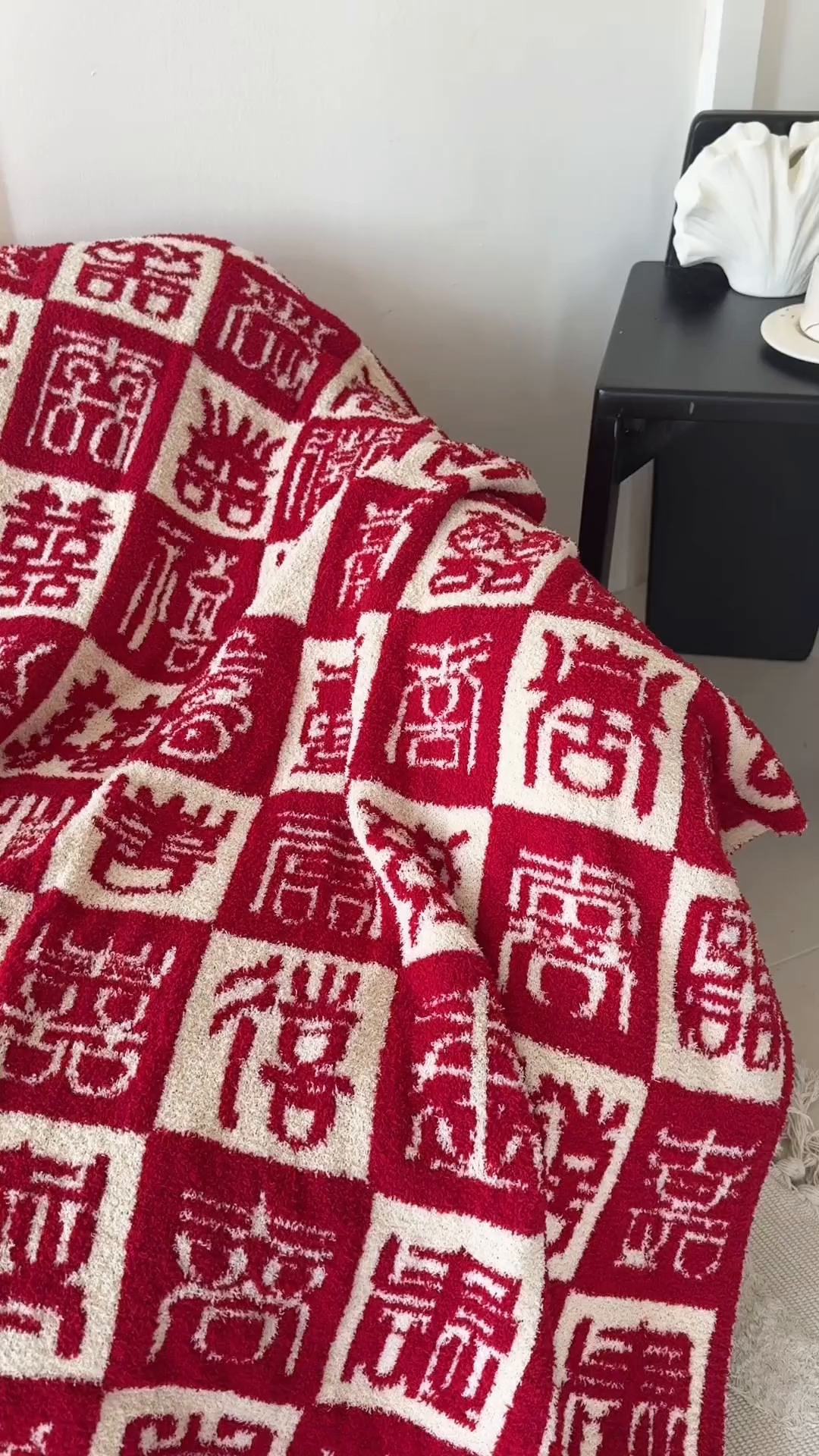 91家纺网 家纺一手货源 找家纺 （总）丹本家纺 2025新款A类结婚订婚红双喜半边绒流苏吊坠毛毯绒毯盖毯手工针织毯