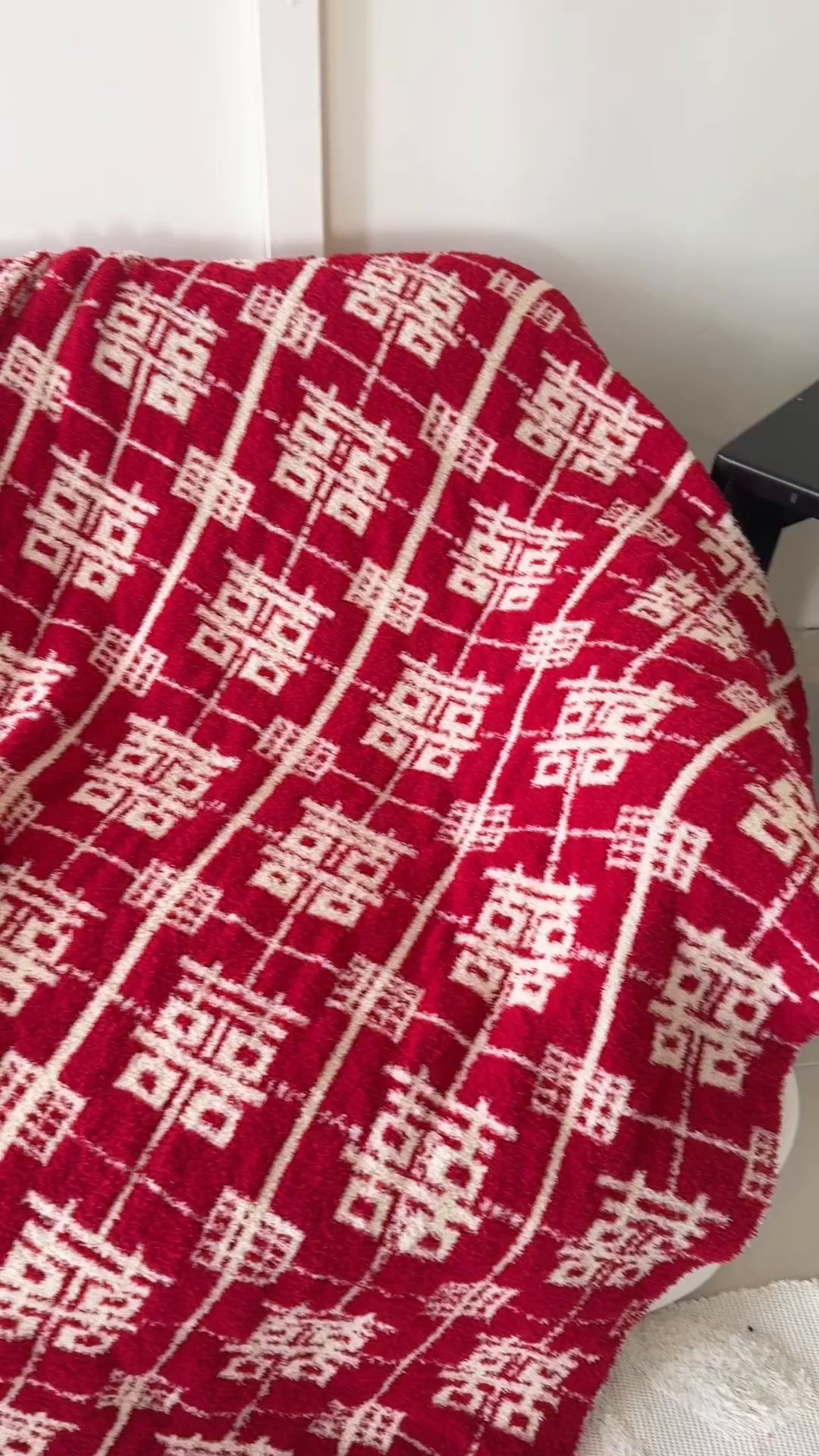 91家纺网 家纺一手货源 找家纺 丹本家纺 2025新款A类结婚订婚红双喜半边绒流苏吊坠毛毯绒毯盖毯手工针织毯 喜上加喜