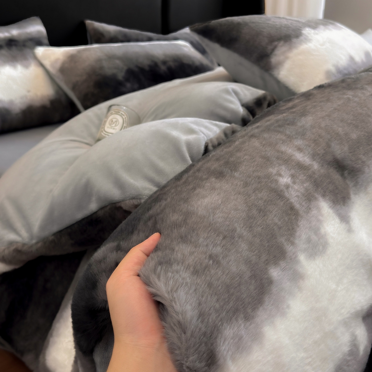 91家纺网 家纺一手货源 找家纺 优悦生活馆 2025新款高克重兔毛绒牛奶绒保暖四件套-幻彩 幻彩深灰