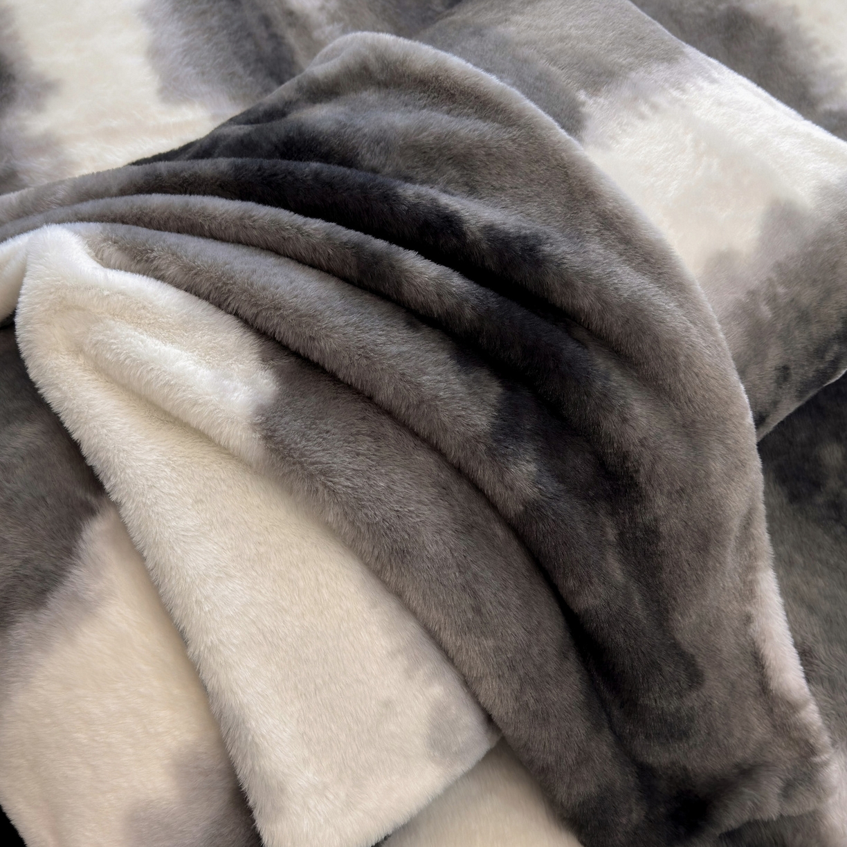 91家纺网 家纺一手货源 找家纺 优悦生活馆 2025新款高克重兔毛绒牛奶绒保暖四件套-幻彩 幻彩深灰