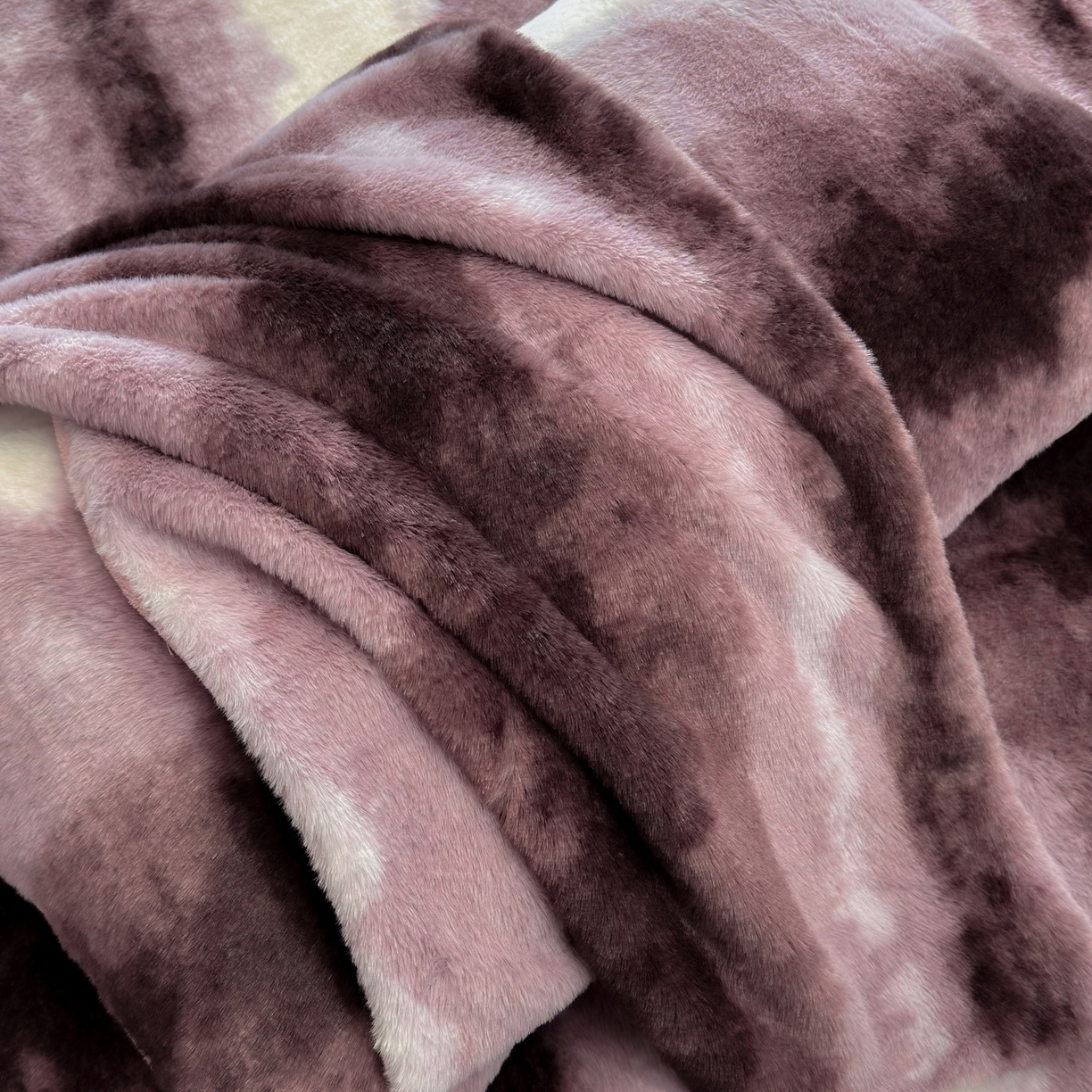 91家纺网 家纺一手货源 找家纺 优悦生活馆 2025新款高克重兔毛绒牛奶绒保暖四件套-幻彩 幻彩粉