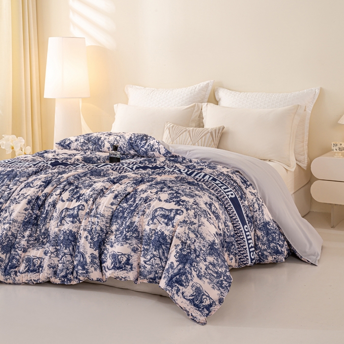 91家纺网 家纺一手货源 找家纺 好老表被业 2025新款印花云朵棉冬被四季被被子被芯 墨蓝丛林
