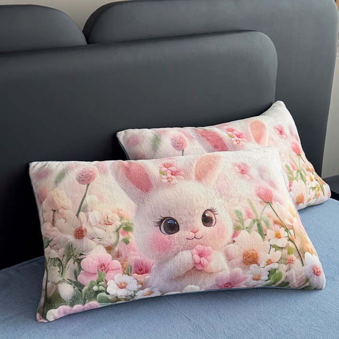 91家纺网 家纺一手货源 找家纺 宝薇 2025新款5D数码印染大卡通牛奶绒四件套 桃花兔