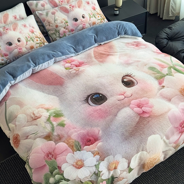 91家纺网 家纺一手货源 找家纺 宝薇 2025新款5D数码印染大卡通牛奶绒四件套 桃花兔