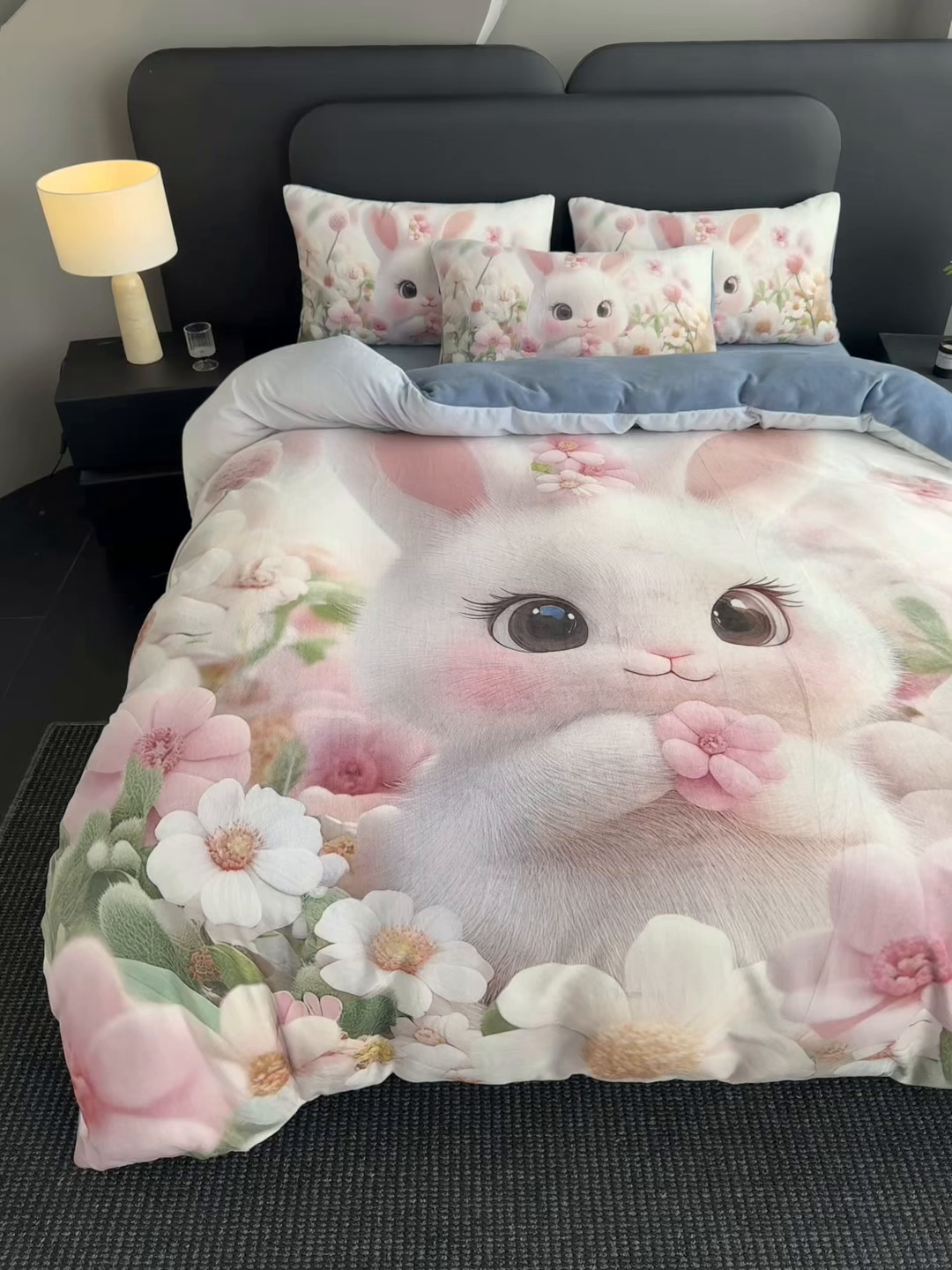 91家纺网 家纺一手货源 找家纺 宝薇 2025新款5D数码印染大卡通牛奶绒四件套 桃花兔