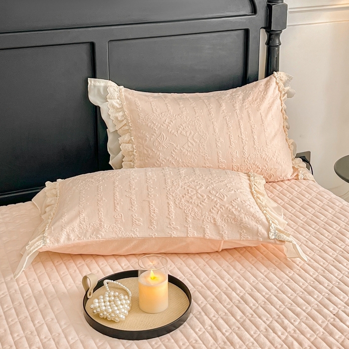 91家纺网 家纺一手货源 找家纺 胜权家纺 2025秋冬新款A类全消光高克重5D雕花牛奶绒夹棉床盖单品系列 奥威亚-粉