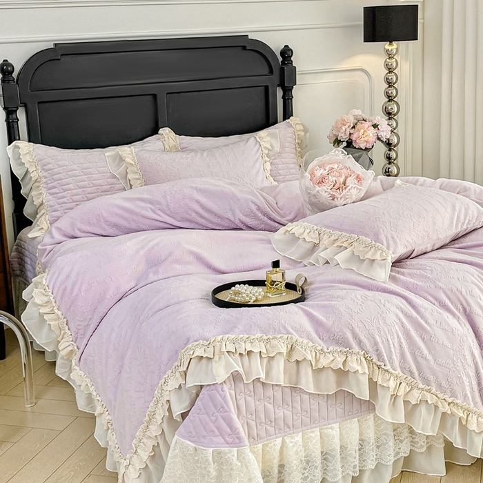 91家纺网 家纺一手货源 找家纺 胜权家纺 2025秋冬新款A类全消光高克重5D雕花牛奶绒夹棉床盖单品系列 奥威亚-紫