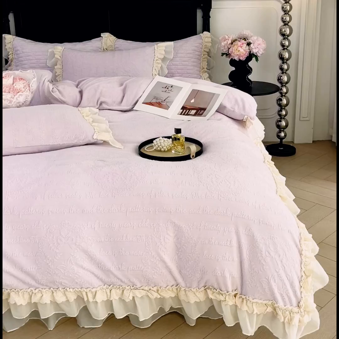 91家纺网 家纺一手货源 找家纺 胜权家纺 2025秋冬新款A类全消光高克重5D雕花牛奶绒夹棉床盖单品系列 奥威亚-紫