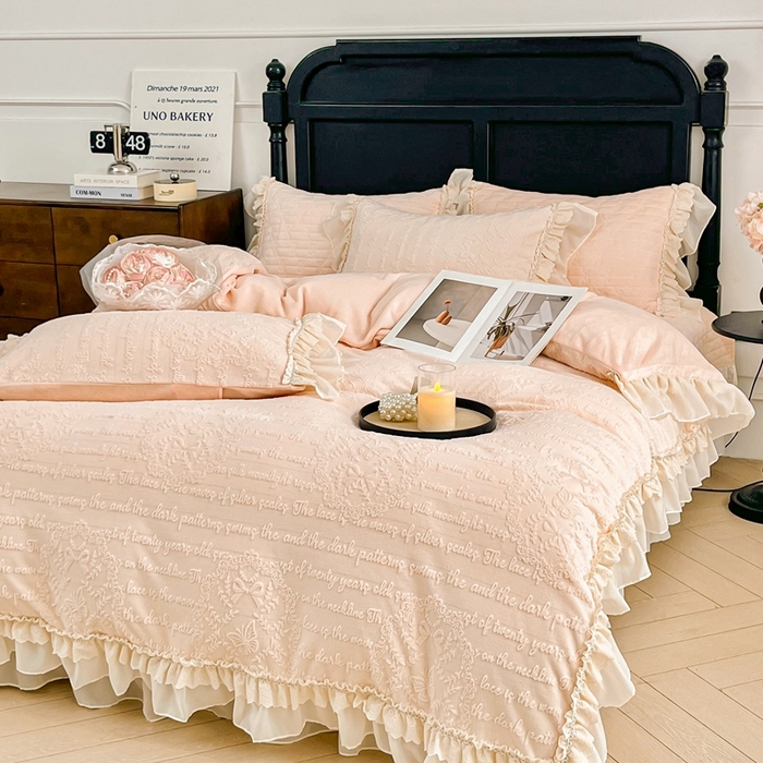 91家纺网 家纺一手货源 找家纺 （总）胜权家纺 2025秋冬新款A类全消光高克重5D雕花牛奶绒夹棉床盖四件套系列