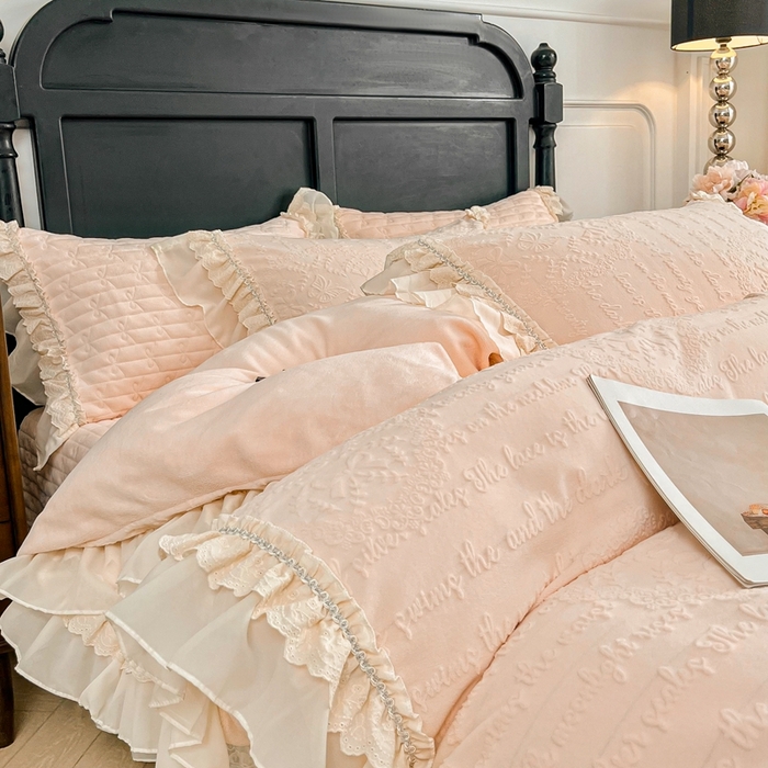 91家纺网 家纺一手货源 找家纺 （总）胜权家纺 2025秋冬新款A类全消光高克重5D雕花牛奶绒夹棉床盖四件套系列