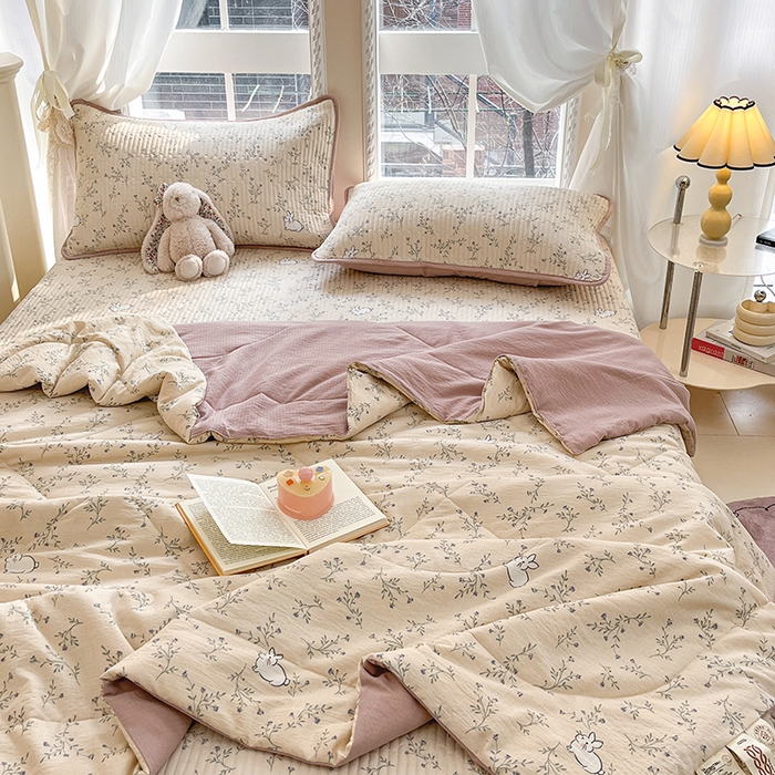 91家纺网 家纺一手货源 找家纺 澜妃 2025春夏新款云感双层纱夏被夏凉被空调被四件套 兔兔密语