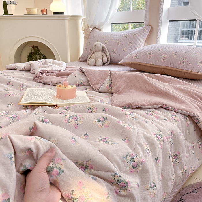 91家纺网 家纺一手货源 找家纺 澜妃 2025春夏新款云感双层纱夏被夏凉被空调被四件套 初暖