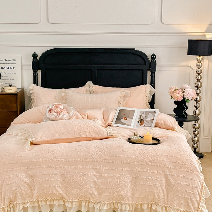91家纺网 家纺一手货源 找家纺 胜权家纺 2025秋冬新款A类全消光高克重5D雕花牛奶绒夹棉床盖四件套系列 奥威亚-粉