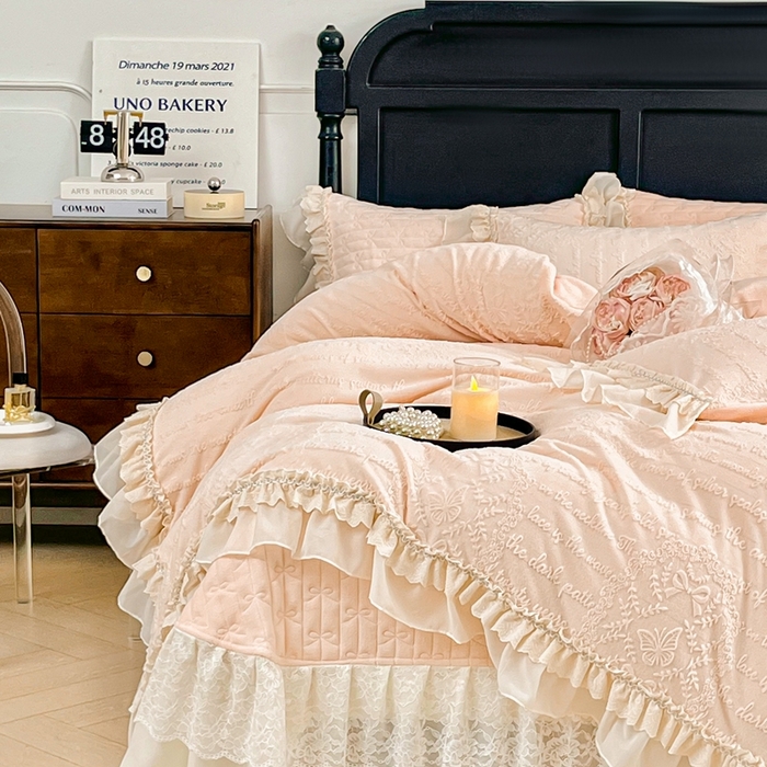 91家纺网 家纺一手货源 找家纺 胜权家纺 2025秋冬新款A类全消光高克重5D雕花牛奶绒夹棉床盖四件套系列 奥威亚-粉