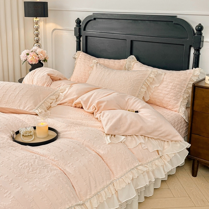 91家纺网 家纺一手货源 找家纺 胜权家纺 2025秋冬新款A类全消光高克重5D雕花牛奶绒夹棉床盖四件套系列 奥威亚-粉