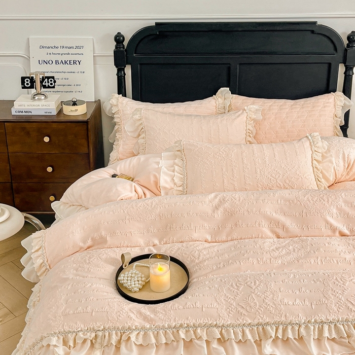 91家纺网 家纺一手货源 找家纺 胜权家纺 2025秋冬新款A类全消光高克重5D雕花牛奶绒夹棉床盖四件套系列 奥威亚-粉