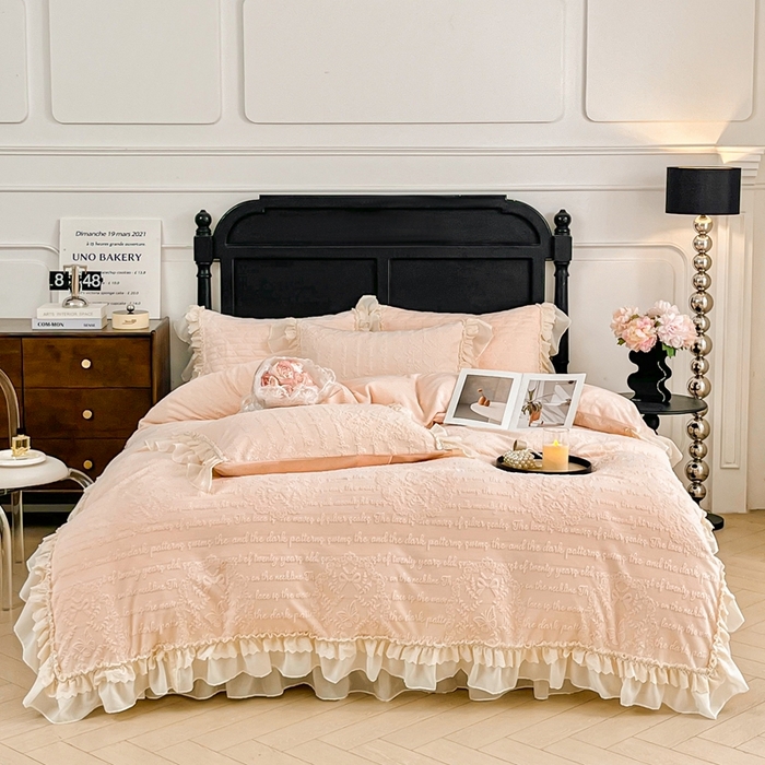 91家纺网 家纺一手货源 找家纺 胜权家纺 2025秋冬新款A类全消光高克重5D雕花牛奶绒夹棉床盖四件套系列 奥威亚-粉