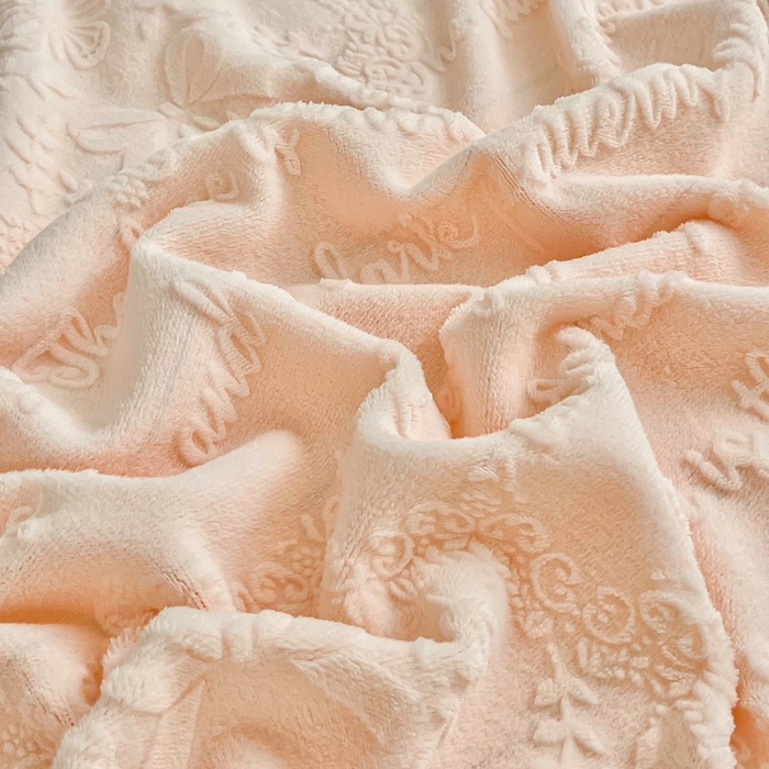 91家纺网 家纺一手货源 找家纺 胜权家纺 2025秋冬新款A类全消光高克重5D雕花牛奶绒夹棉床盖四件套系列 奥威亚-粉