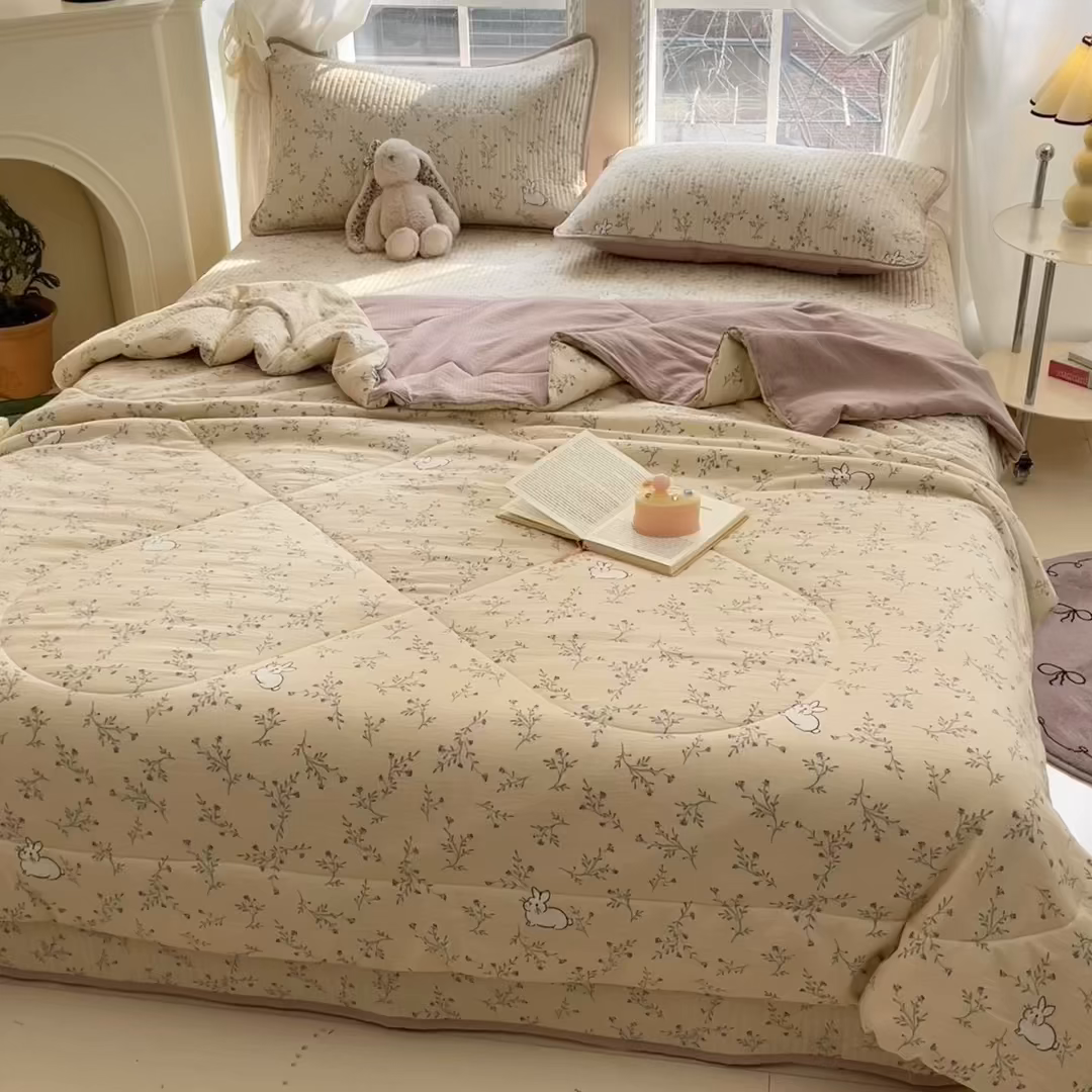 91家纺网 家纺一手货源 找家纺 澜妃 2025春夏新款云感双层纱夏被夏凉被空调被四件套 兔兔密语