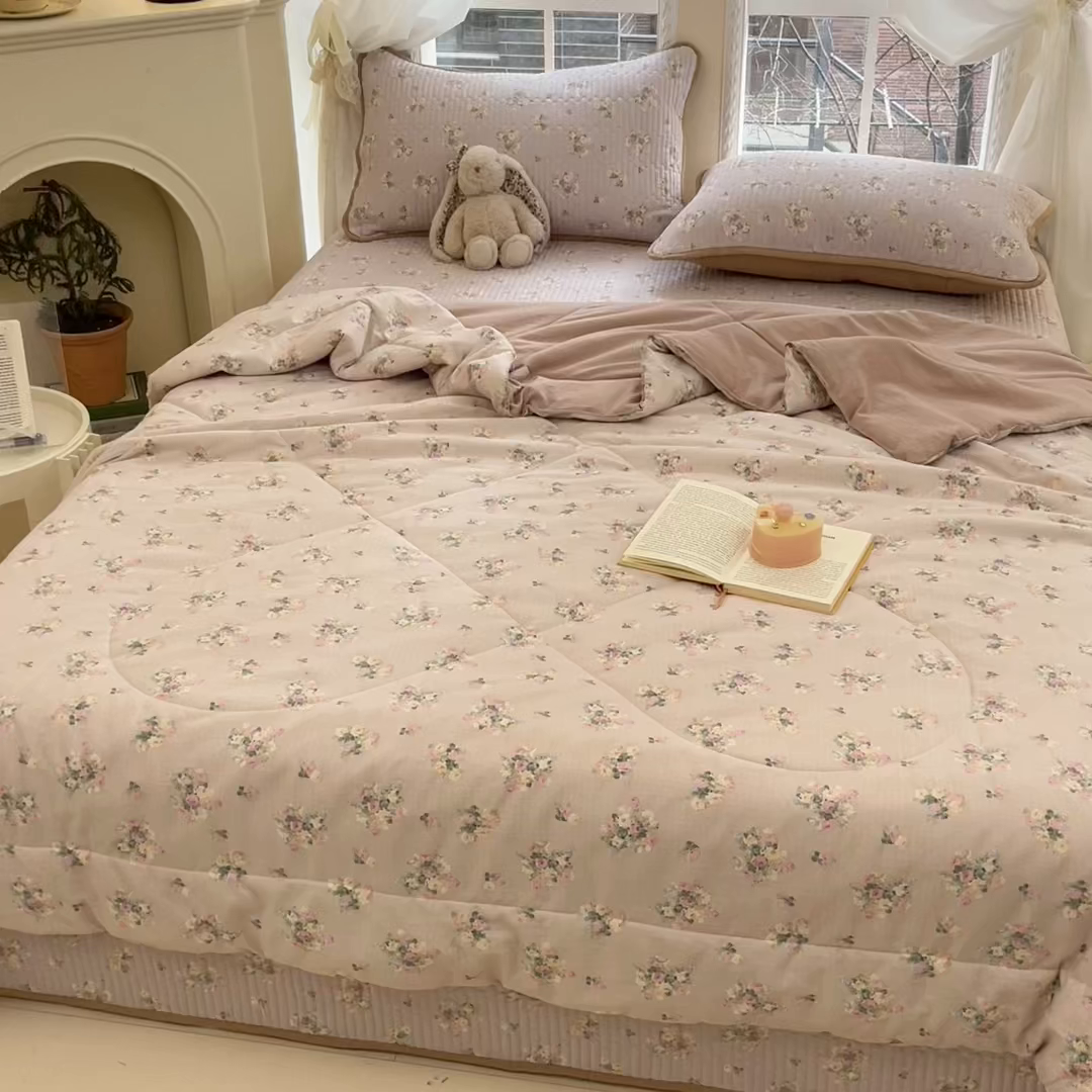 91家纺网 家纺一手货源 找家纺 澜妃 2025春夏新款云感双层纱夏被夏凉被空调被四件套 初暖