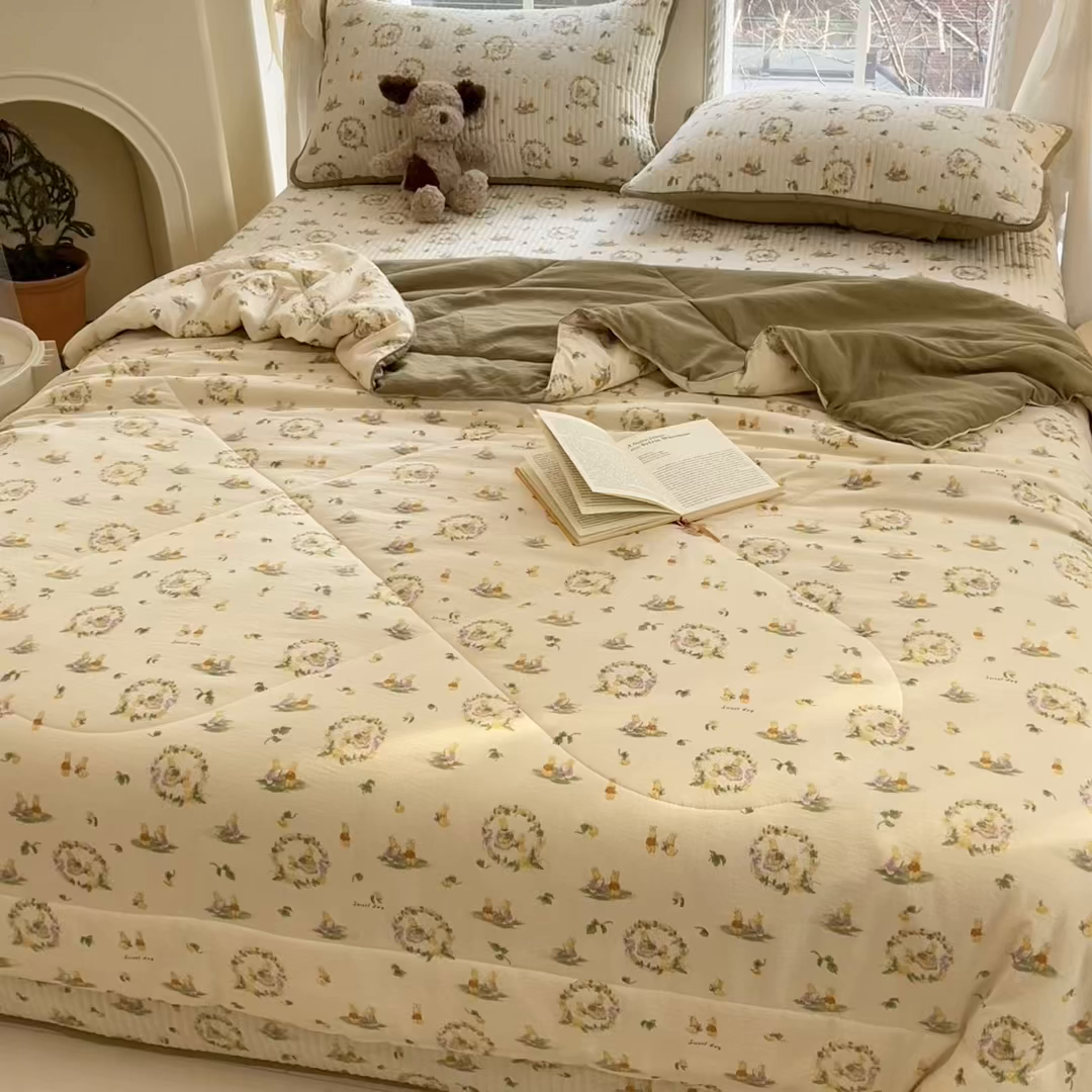 91家纺网 家纺一手货源 找家纺 澜妃 2025春夏新款云感双层纱夏被夏凉被空调被四件套 庄园兔