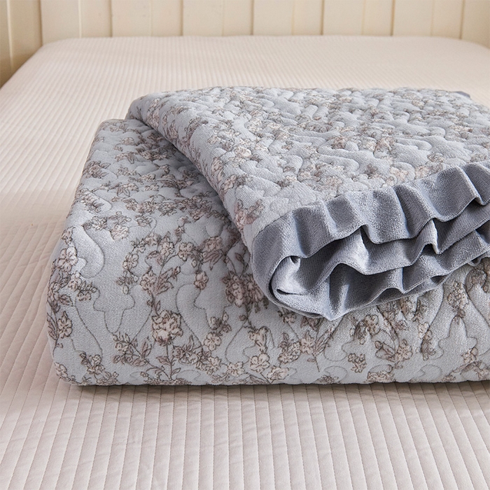 91家纺网 家纺一手货源 找家纺 （总）源舍家纺 2025新款牛奶绒夹棉床盖毯花边床单款