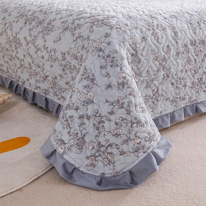 91家纺网 家纺一手货源 找家纺 （总）源舍家纺 2025新款牛奶绒夹棉床盖毯花边床单款