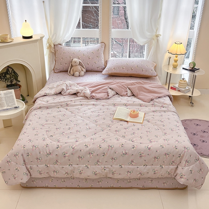 91家纺网 家纺一手货源 找家纺 澜妃 2025春夏新款云感双层纱夏被夏凉被空调被四件套 初暖