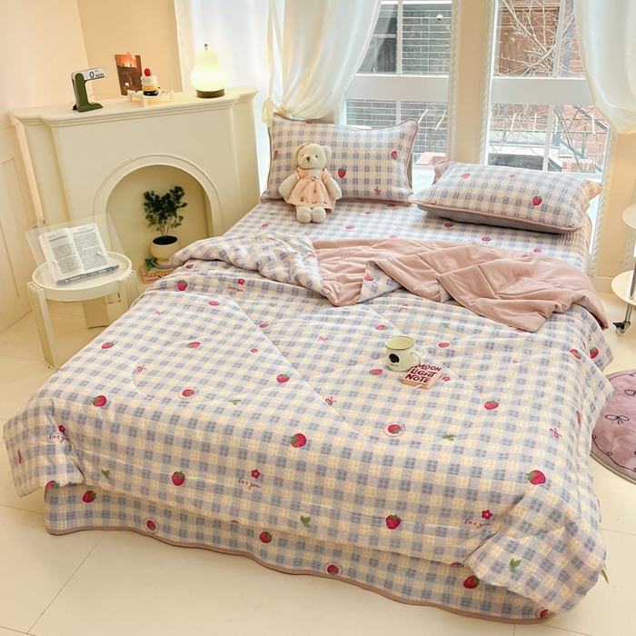 91家纺网 家纺一手货源 找家纺 澜妃 2025春夏新款云感双层纱夏被夏凉被空调被四件套 草莓格