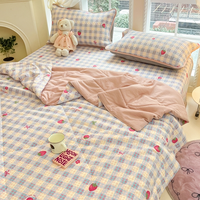 91家纺网 家纺一手货源 找家纺 澜妃 2025春夏新款云感双层纱夏被夏凉被空调被四件套 草莓格