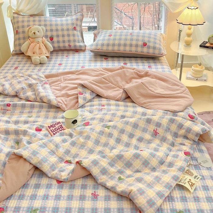 91家纺网 家纺一手货源 找家纺 澜妃 2025春夏新款云感双层纱夏被夏凉被空调被四件套 草莓格