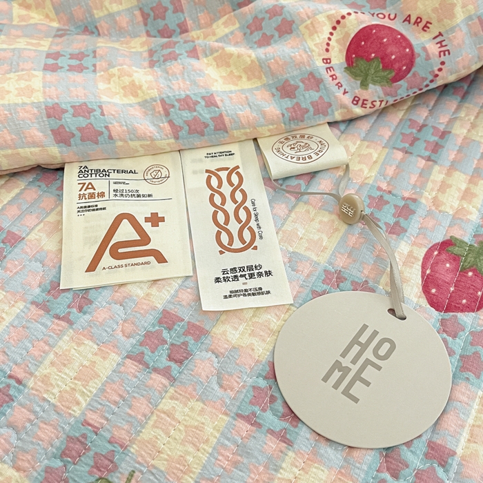 91家纺网 家纺一手货源 找家纺 澜妃 2025春夏新款云感双层纱夏被夏凉被空调被四件套 草莓格