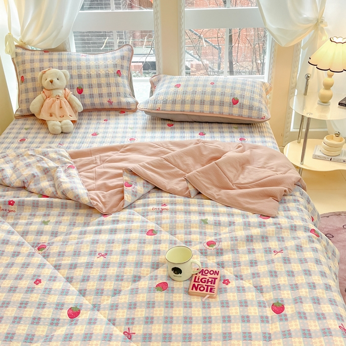 91家纺网 家纺一手货源 找家纺 澜妃 2025春夏新款云感双层纱夏被夏凉被空调被四件套 草莓格