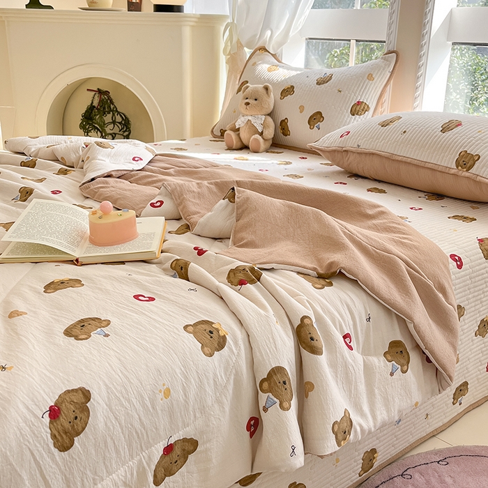 91家纺网 家纺一手货源 找家纺 澜妃 2025春夏新款云感双层纱夏被夏凉被空调被四件套 快乐小熊