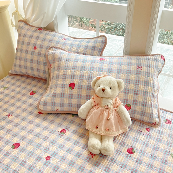 91家纺网 家纺一手货源 找家纺 澜妃 2025春夏新款云感双层纱夏被夏凉被空调被四件套 草莓格