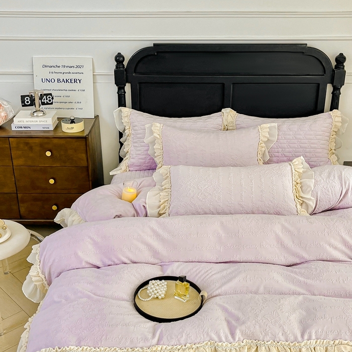 91家纺网 家纺一手货源 找家纺 胜权家纺 2025秋冬新款A类全消光高克重5D雕花牛奶绒夹棉床盖四件套系列 奥威亚-紫