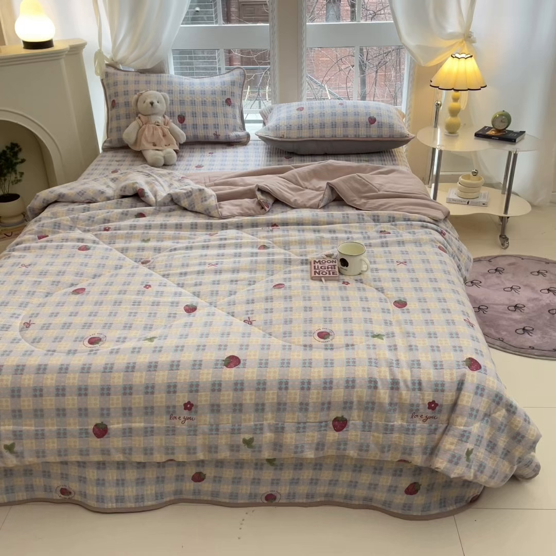 91家纺网 家纺一手货源 找家纺 澜妃 2025春夏新款云感双层纱夏被夏凉被空调被四件套 草莓格