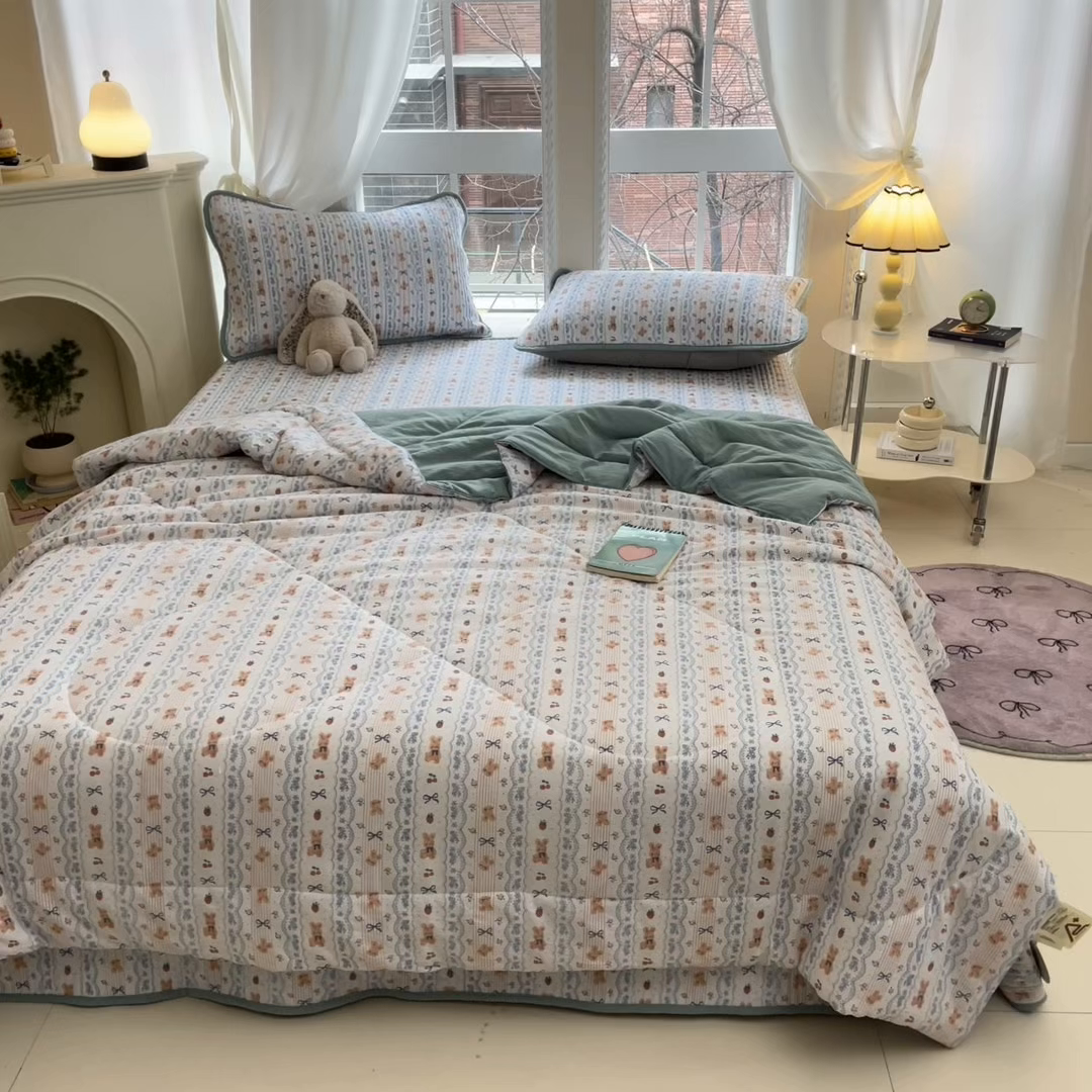 91家纺网 家纺一手货源 找家纺 澜妃 2025春夏新款云感双层纱夏被夏凉被空调被四件套 蝴蝶结熊