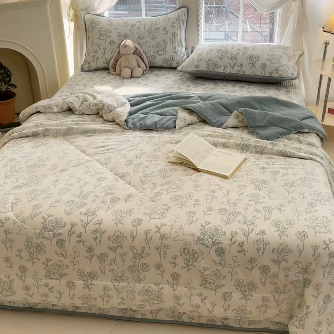 91家纺网 家纺一手货源 找家纺 澜妃 2025春夏新款云感双层纱夏被夏凉被空调被四件套 花开漫漫