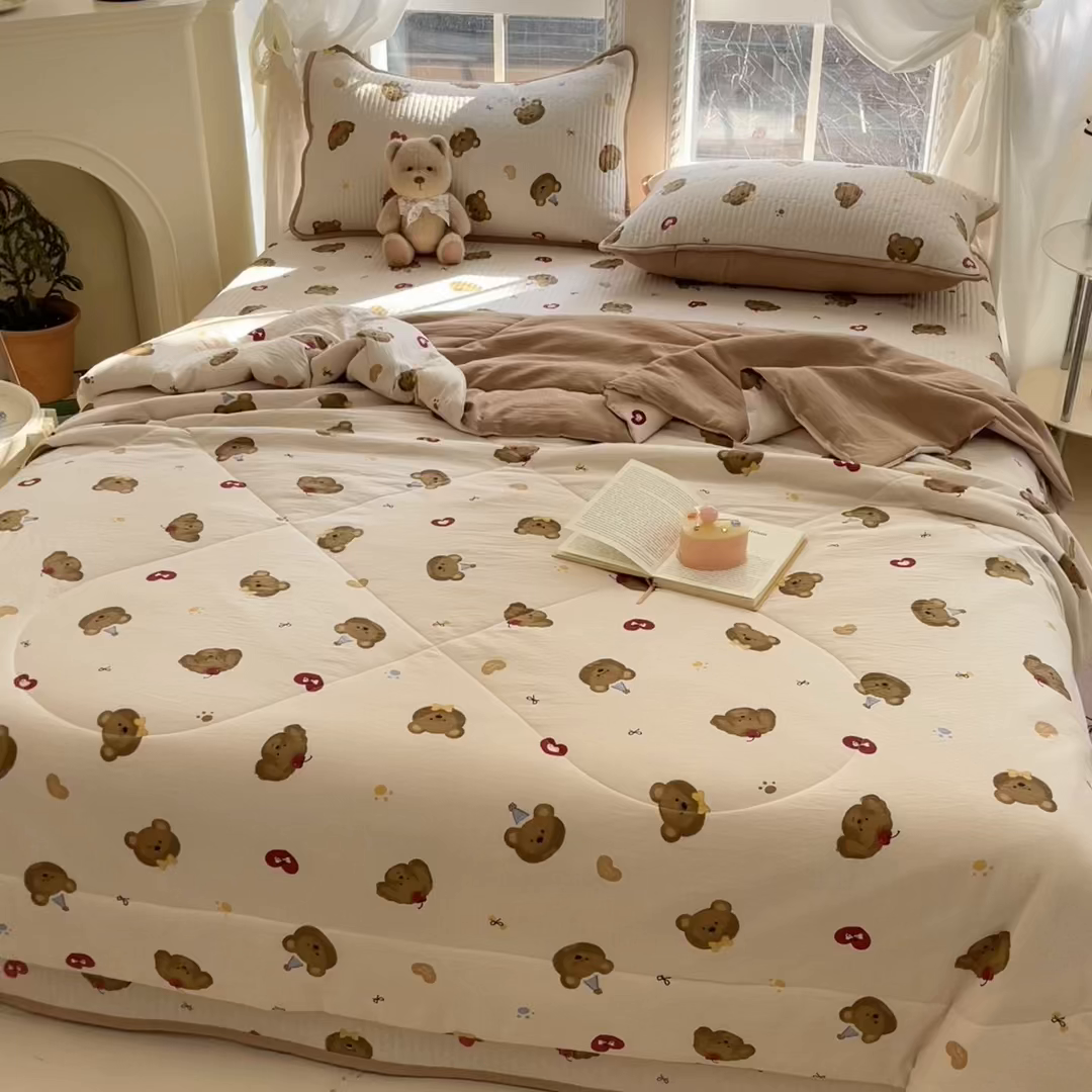 91家纺网 家纺一手货源 找家纺 澜妃 2025春夏新款云感双层纱夏被夏凉被空调被四件套 快乐小熊