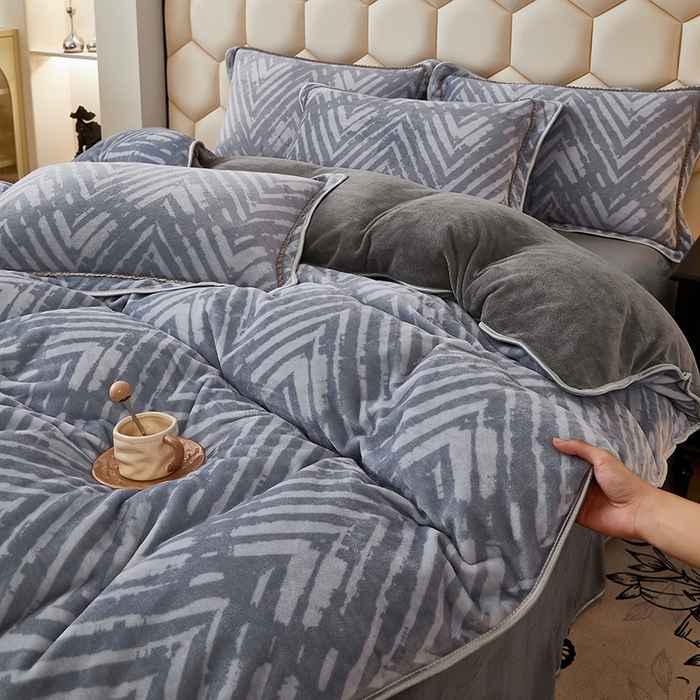 91家纺网 家纺一手货源 找家纺 栩裕 2025新款7斤重牛奶金貂绒印花牛奶绒四件套 几何～灰