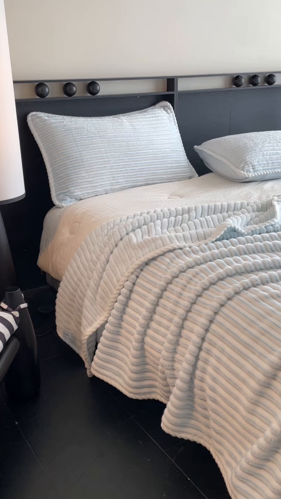 91家纺网 家纺一手货源 找家纺 （总）小叮当家纺仓储工厂店 2025新款亲肤舒适成品抽条阳离子毛毯毯子-阳离子