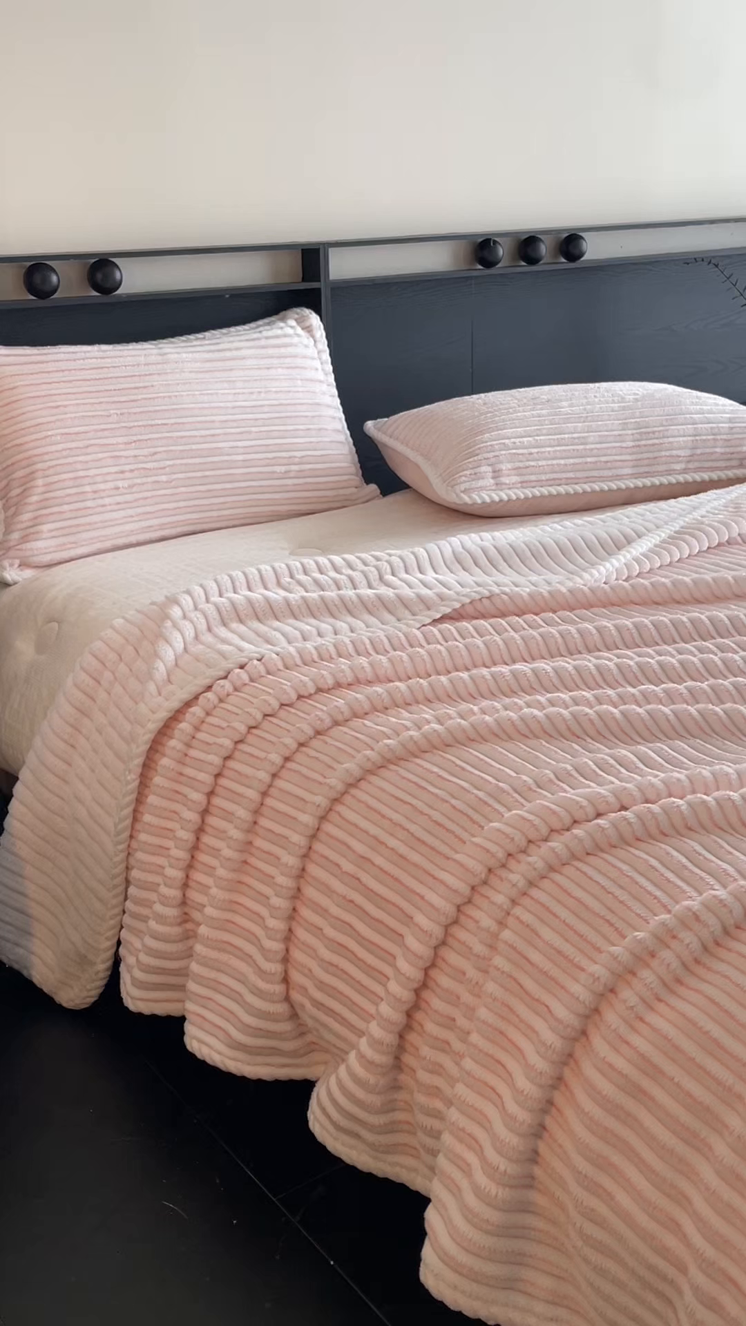 91家纺网 家纺一手货源 找家纺 小叮当家纺仓储工厂店 2025新款亲肤舒适成品抽条阳离子毛毯毯子-阳离子 阳离子-粉