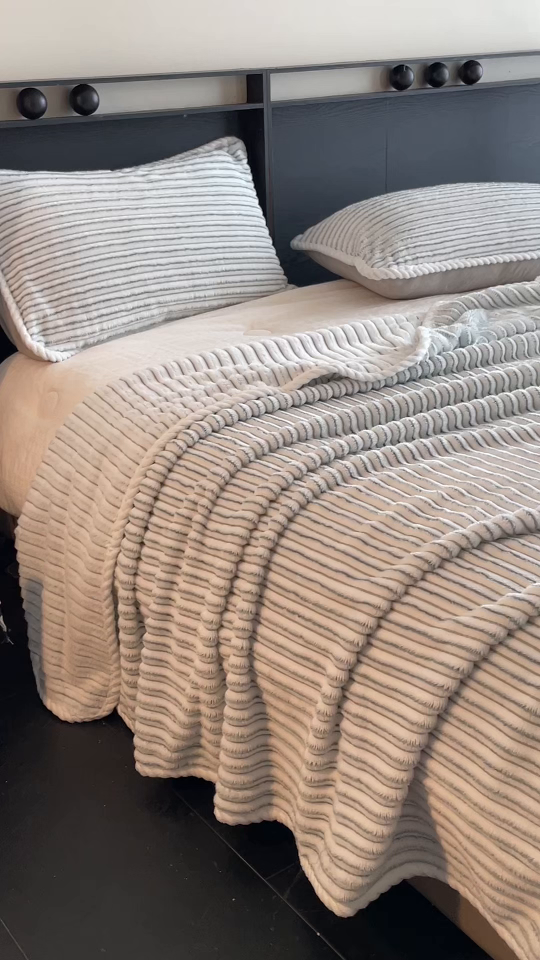 91家纺网 家纺一手货源 找家纺 小叮当家纺仓储工厂店 2025新款亲肤舒适成品抽条阳离子毛毯毯子-阳离子 阳离子-灰